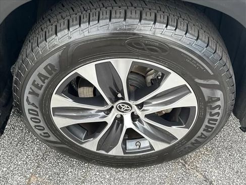 Used 2020 Toyota Highlander XLE AWD/4WD image 35