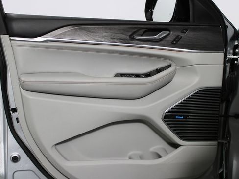 Used 2022 Jeep Grand Cherokee Overland w/ Luxury Tech Group IV image 40