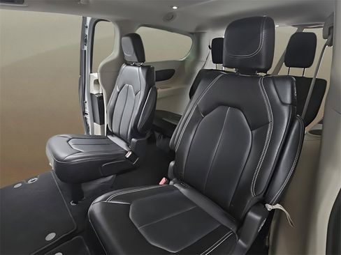 Used 2024 Chrysler Pacifica Touring-L image 15