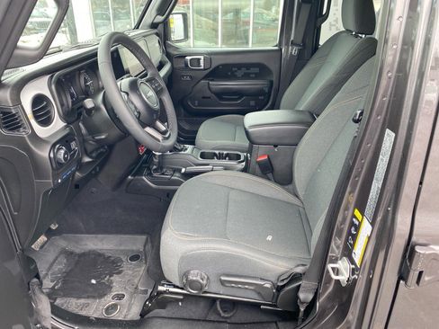 Used 2025 Jeep Wrangler Willys image 9