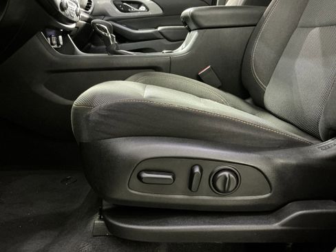 Used 2021 Chevrolet Traverse LT image 22