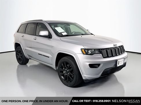 Used 2021 Jeep Grand Cherokee Laredo X AWD/4WD image 3