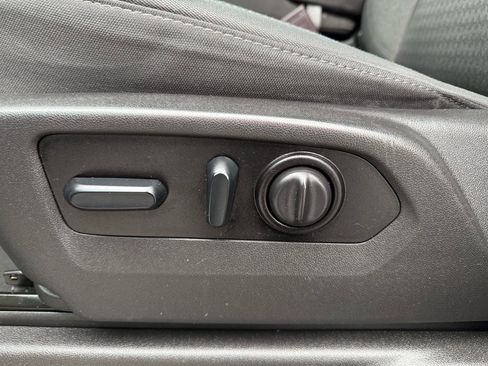 Used 2022 Chevrolet Silverado 2500 Custom w/ Custom Value Package image 13