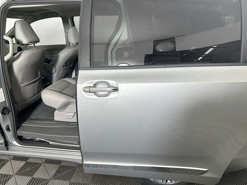 Used 2019 Toyota Sienna XLE image 28