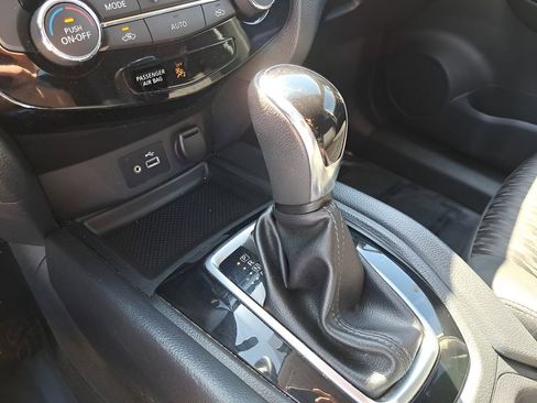 Used 2018 Nissan Rogue SV image 25