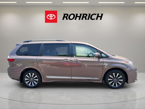 Used 2020 Toyota Sienna XLE Premium AWD/4WD image 5