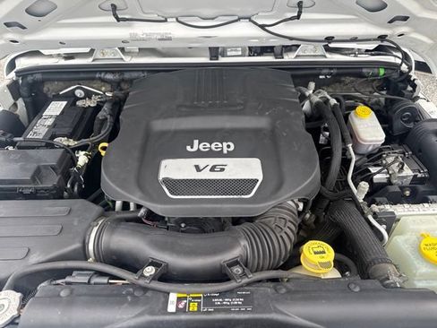 Used 2018 Jeep Wrangler Sport w/ Connectivity Group AWD/4WD image 12