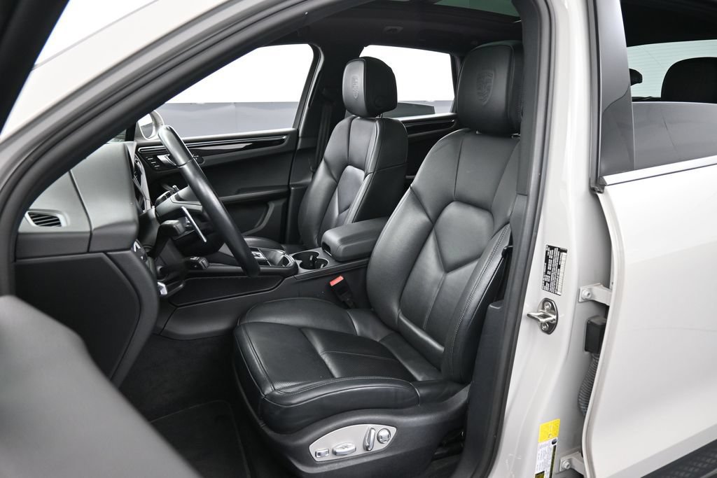 Certified 2023 Porsche Macan Turbo AWD/4WD image 5