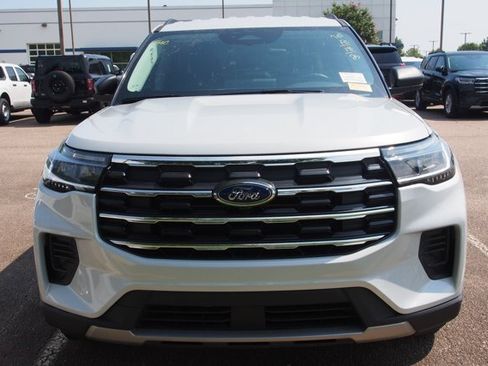 Certified 2025 Ford Explorer Active RWD image 3