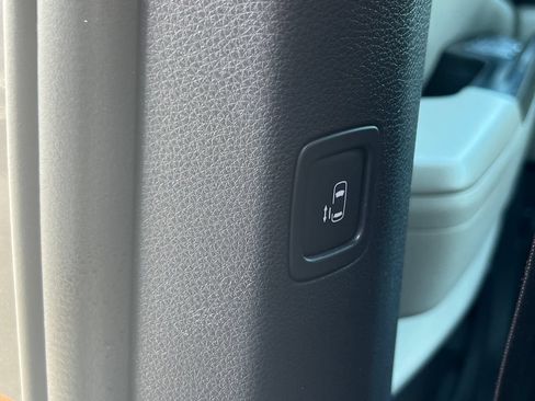 Used 2024 Kia Carnival LX FWD image 13