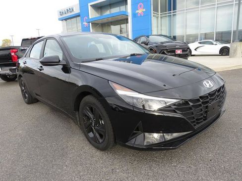Used 2023 Hyundai Elantra SEL image 2