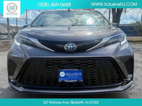 Used 2021 Toyota Sienna XSE w/ XSE Plus Package AWD/4WD image 5
