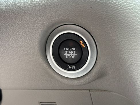 Used 2024 Chrysler Pacifica Touring-L FWD image 15