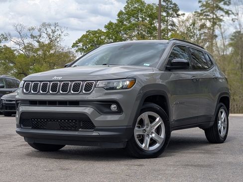 Used 2023 Jeep Compass Latitude w/ Sun and Sound Group AWD/4WD image 4