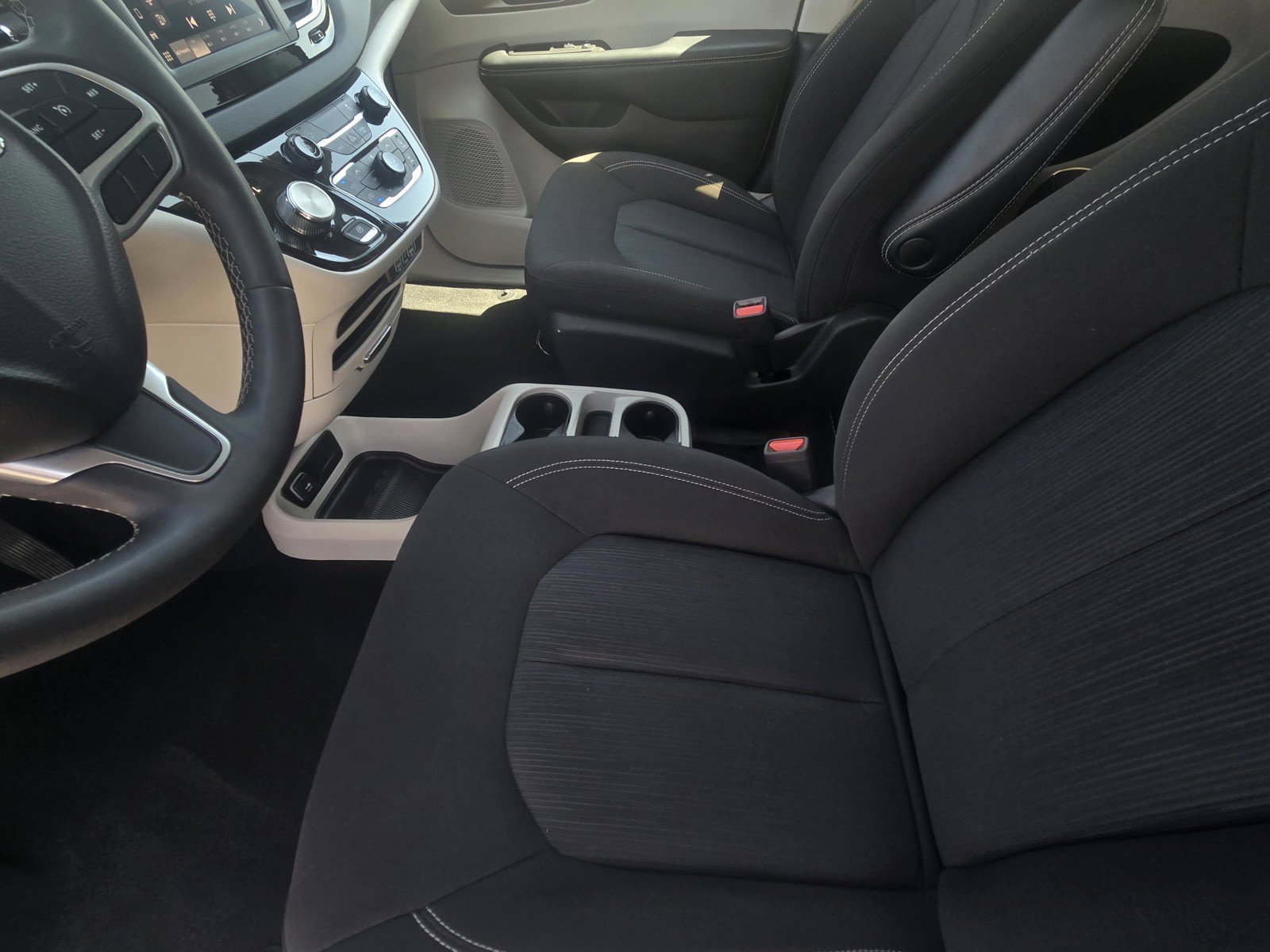 Used 2023 Chrysler Voyager LX FWD image 14
