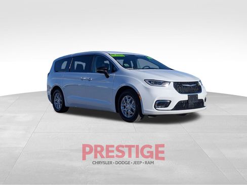 Used 2024 Chrysler Pacifica Touring-L FWD image 5