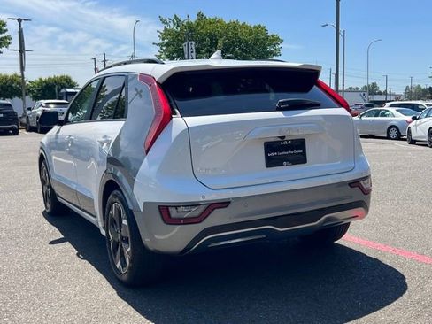 Certified 2023 Kia Niro Wave w/ Wave Preserve Package FWD image 7