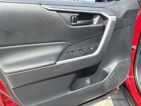 Used 2021 Toyota RAV4 LE AWD/4WD image 19