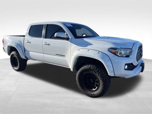 Used 2019 Toyota Tacoma TRD Off-Road image 3