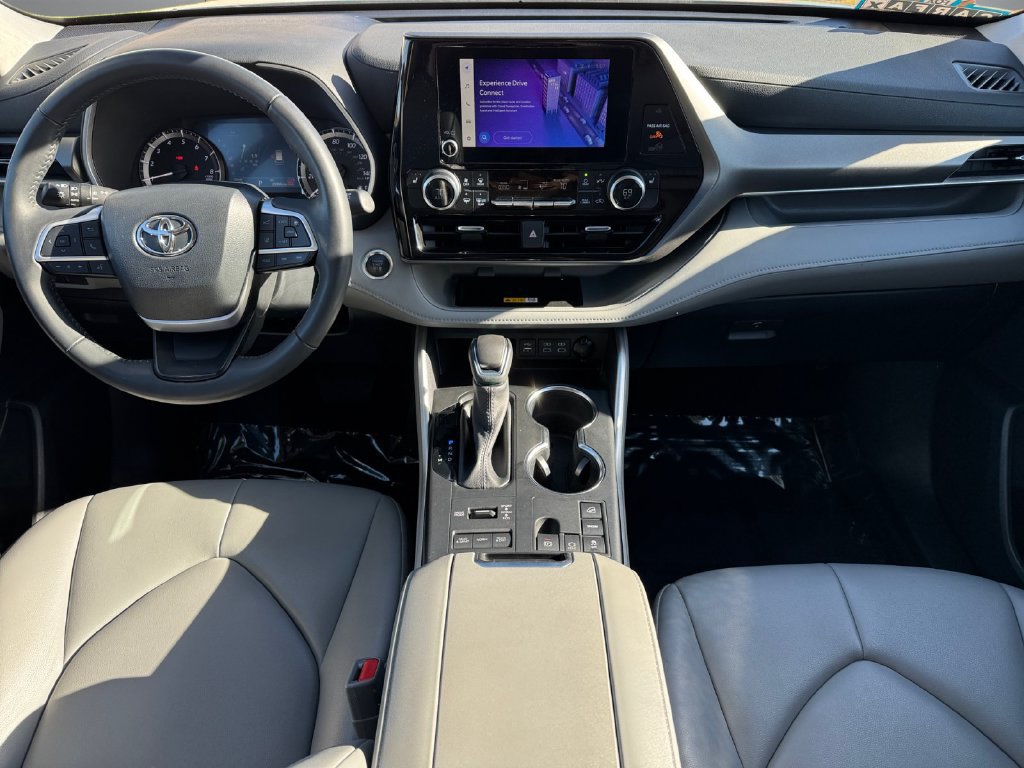 Used 2024 Toyota Highlander XLE AWD/4WD image 12
