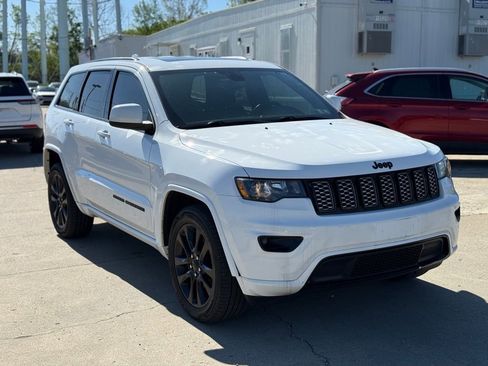 Used 2019 Jeep Grand Cherokee Altitude image 3