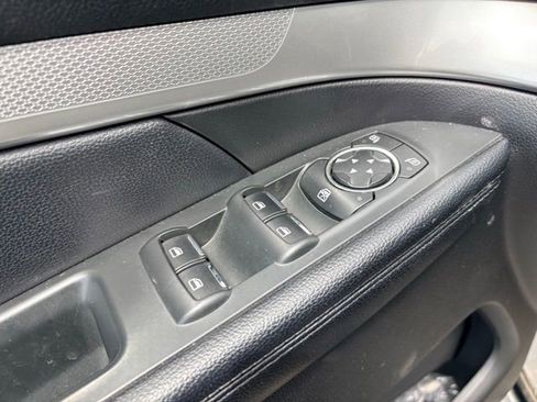 Used 2017 Ford Explorer XLT w/ Equipment Group 201A AWD/4WD image 16