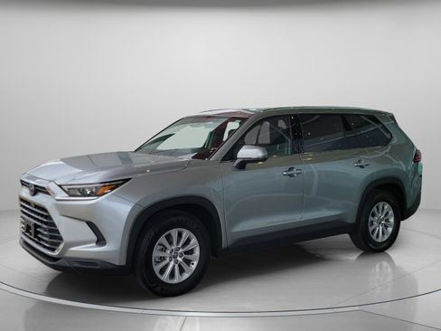 Certified 2025 Toyota Grand Highlander AWD image 2