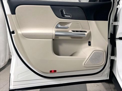 Used 2025 Mercedes-Benz GLA 250 4MATIC image 9