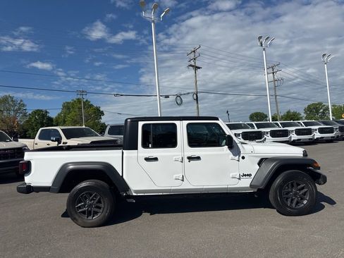 Used 2025 Jeep Gladiator Sport AWD/4WD image 6