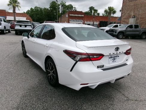 Used 2024 Toyota Camry SE w/ Convenience Package FWD image 5