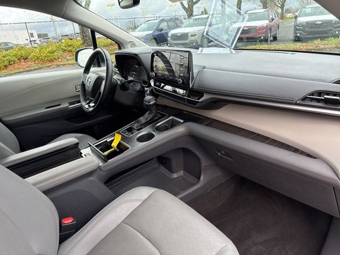 Used 2021 Toyota Sienna Limited image 18