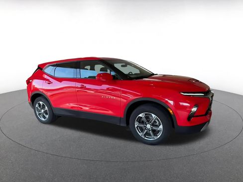 Used 2025 Chevrolet Blazer LT FWD image 2