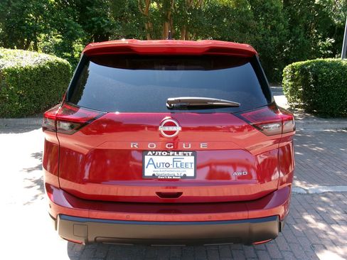 Used 2024 Nissan Rogue S AWD/4WD image 7