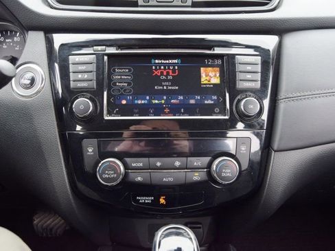 Used 2018 Nissan Rogue SL w/ Premium Package image 36