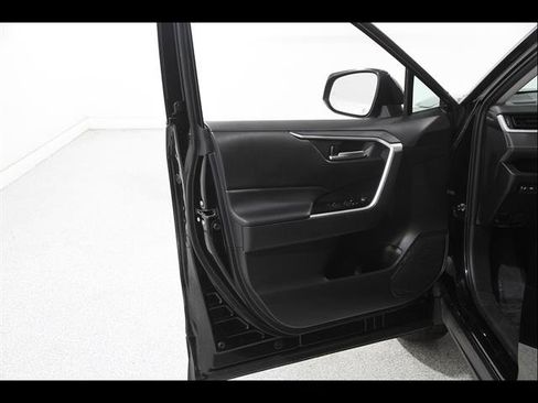 Used 2025 Toyota RAV4 XLE AWD/4WD image 4