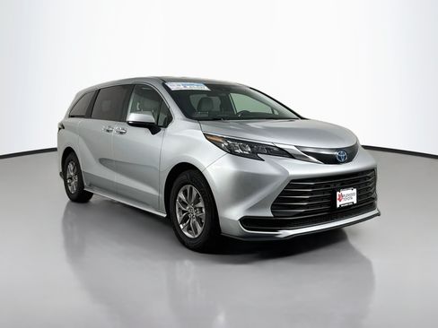 Certified 2025 Toyota Sienna LE FWD image 1