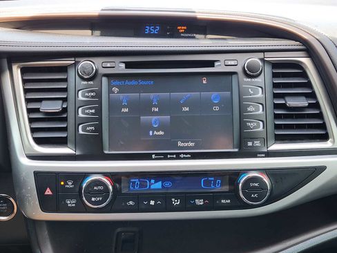Used 2019 Toyota Highlander XLE FWD image 16