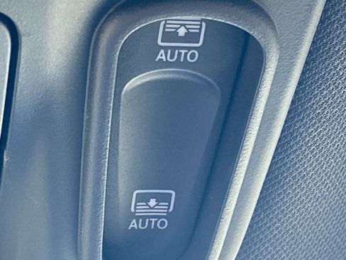Used 2025 Chrysler Pacifica Limited FWD image 28