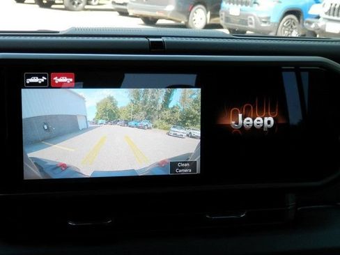 Used 2024 Jeep Gladiator Rubicon w/ Technology Group AWD/4WD image 33
