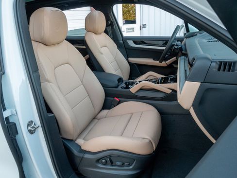 New 2026 Porsche Cayenne AWD/4WD image 30