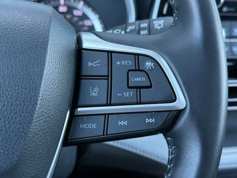 Used 2022 Toyota Highlander XLE AWD/4WD image 31