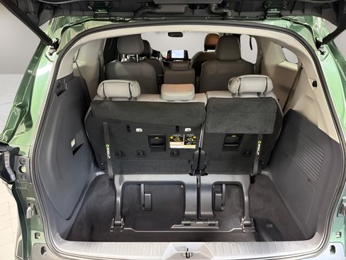 Used 2021 Toyota Sienna XLE FWD image 36