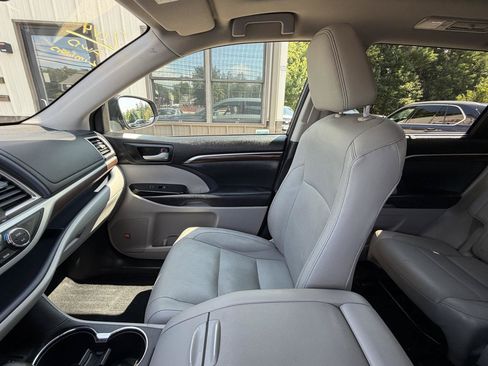 Used 2014 Toyota Highlander Limited Platinum AWD/4WD image 19