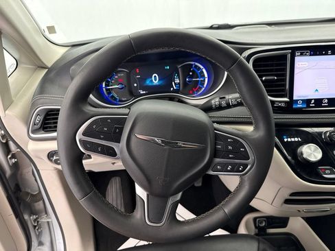 Used 2024 Chrysler Pacifica Limited FWD image 28