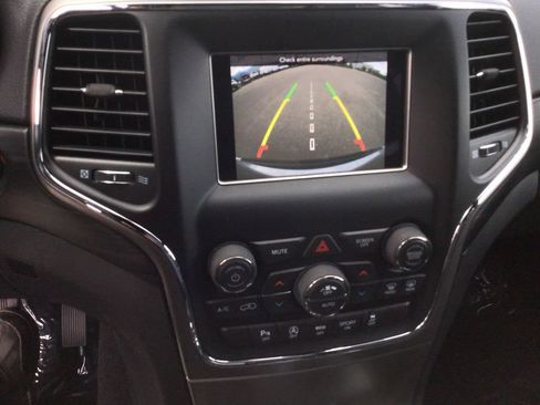 Used 2020 Jeep Grand Cherokee Laredo AWD/4WD image 16