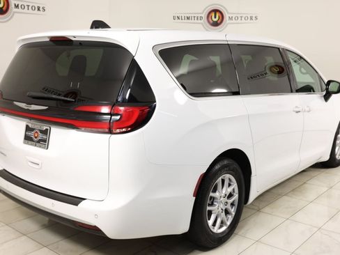 Used 2024 Chrysler Pacifica Touring-L FWD image 3