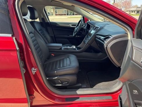 Used 2017 Ford Fusion SE w/ Fusion SE Technology Package FWD image 9