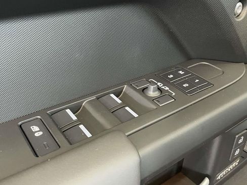 New 2026 Land Rover Defender 110 X-Dynamic SE AWD/4WD image 33