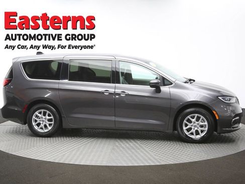 Used 2023 Chrysler Pacifica Touring-L image 45