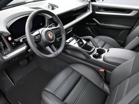 Certified 2025 Porsche Cayenne E-Hybrid Coupe AWD/4WD image 4